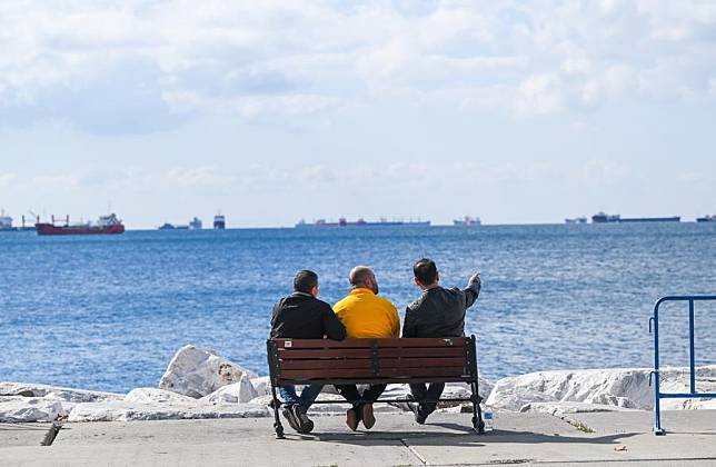 People rest by the Marmara Sea in Istanbul, Türkiye, Oct. 20, 2024. (Xinhua/Liu Lei)