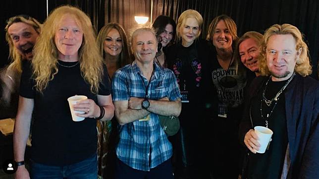 Keith Urban และ Nicole Kidman จูงมือกันไปชมคอนเสิร์ตของ Iron Maiden ที่แนชวิลล์