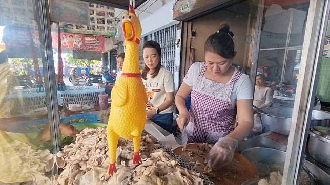 เจ้าของร้านข้าวมันไก่เมืองราชบุรี ขอทำดีเพื่อพ่อแจกข้าวมันไก่ฟรี