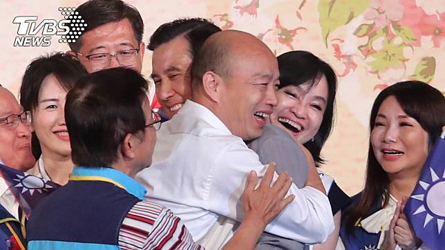 國民黨提名總統參選人韓國瑜15日在台北出席「大陸台商秋節聯誼茶會」，與前總統馬英九互相擁抱致意。中央社