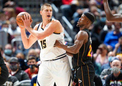 ▲Nikola Jokic(左）暴怒出手。（圖／美聯社／達志影像）