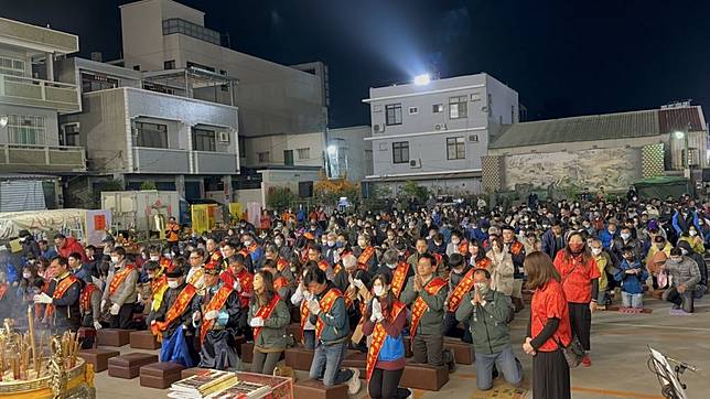 逾三千信眾齊聚大台南凌霄寶殿武龍宮「拜天公」。（記者黃文記攝）