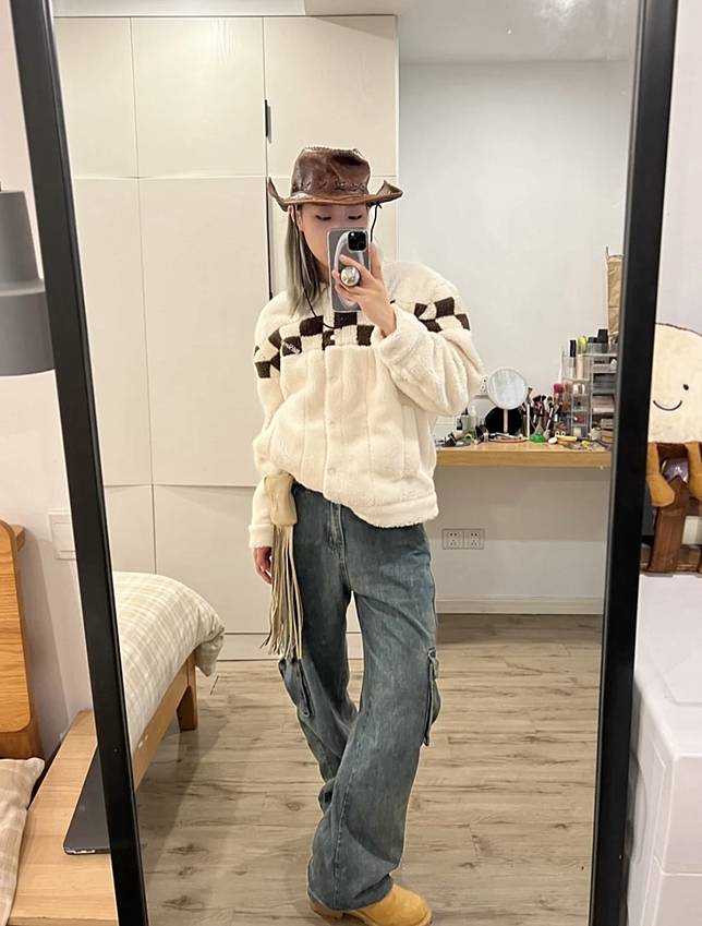 YOHO 的流蘇包包也是整體造型加分的關鍵。圖片來源：<a href=