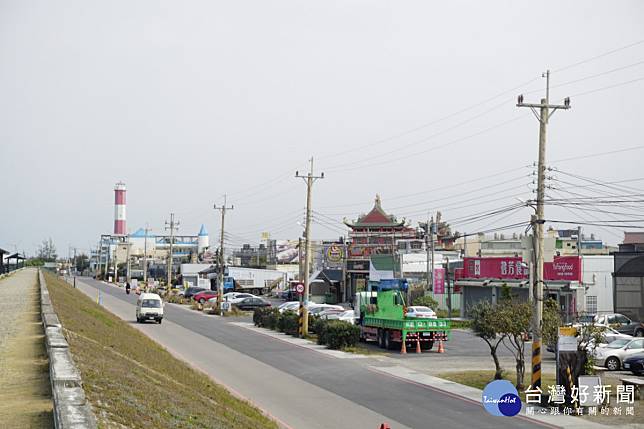 高美濕地因美堤街電線桿林立，天際滿布蜘蛛網，影響絕美海景。