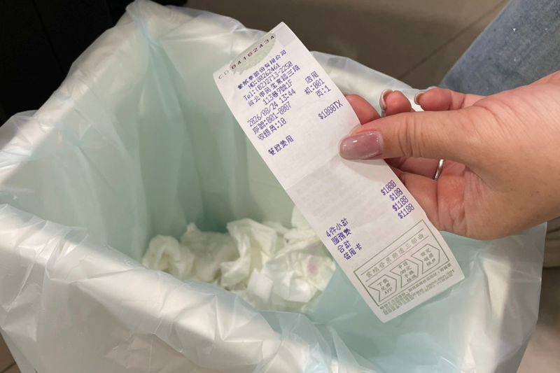 從「垃圾桶」撿發票被告侵占！律師曝3條件成立