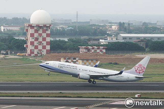 為幫助台帛旅遊泡泡買氣，華航主動調降機票價格、取消旅行社機位作業金。   圖：張良一/攝