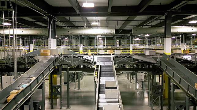 沃爾瑪把物流中心變超大「自動販賣機」!帶你看它怎用物流逆襲零售業?