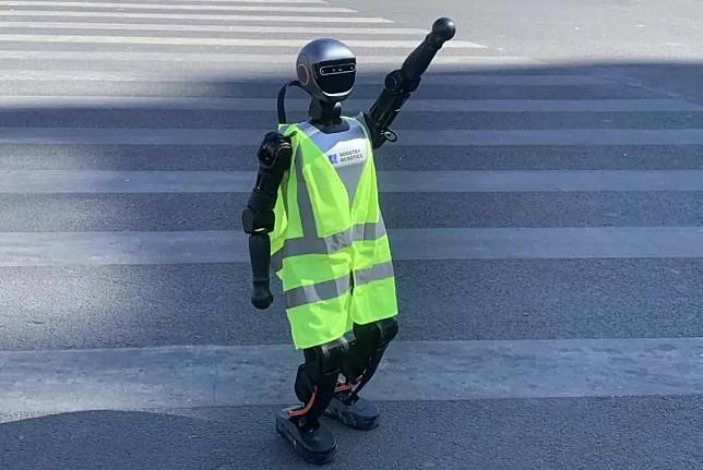 北京街頭出現疑似「機械人交通警」引起關注。(互聯網)