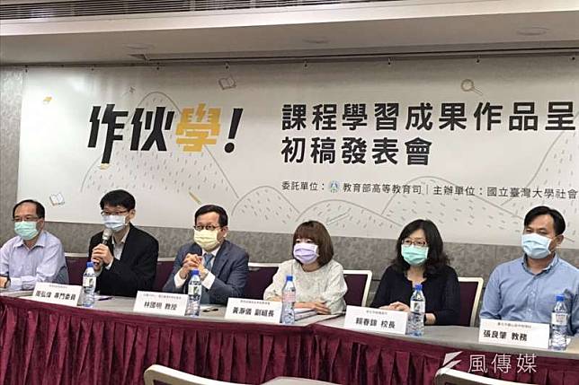 台大社會系教授林國明（左三）30日發表全台舉行學習歷程檔案審議會後之結果。（吳尚軒攝）