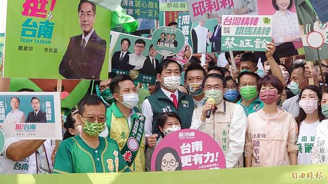 台南市長黃偉哲(左4)今日登記參選時，市議員劉米山(前排左3)緊跟在黃市長身旁。(記者洪瑞琴攝)