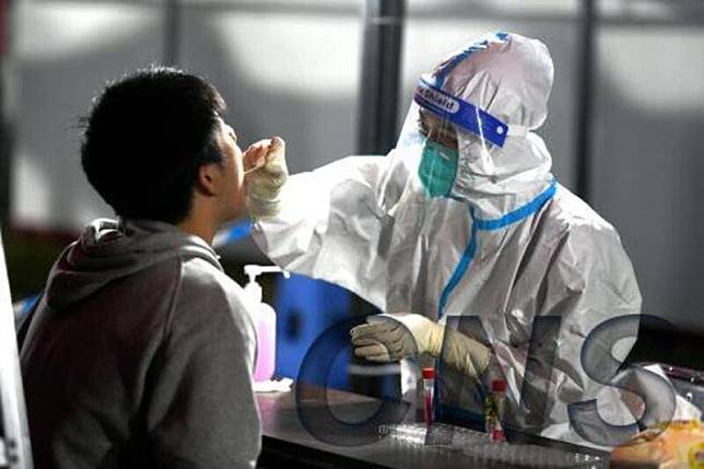 中國嚴封控期間，約莫數百萬身穿白色防護衣的「大白」們是執行核酸檢測要角，但當局放寬防疫管制後，他們卻成為閒置人力面臨生計無著。 （中新社提供） 