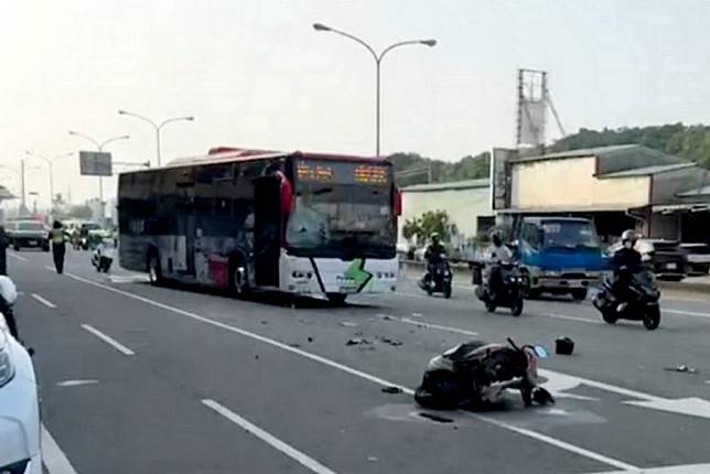 烏日區中山路三段昨日發生機車與公車對撞車禍，騎士送醫不治，公車玻璃碎裂，機車嚴重毀損、零件散落一地。（記者陳金龍翻攝）