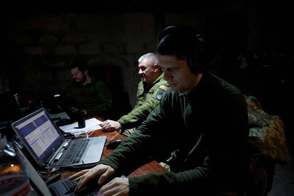 駐紮在烏克蘭頓內茨克的烏軍空中偵察隊在2022年12月31日跨年夜仍忙著攔截訊息。路透社