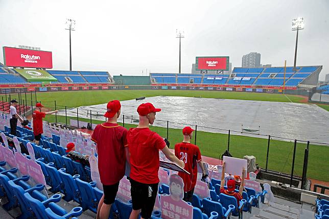 中職開幕戰因雨延賽。記者余承翰／攝影