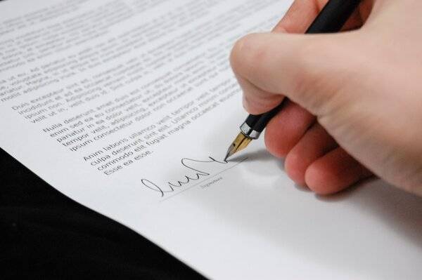 民眾在賣屋的時候，會面臨簽訂「一般委託銷售契約書」或是「專任委託銷售契約書」的選擇。圖／取自Pixabay