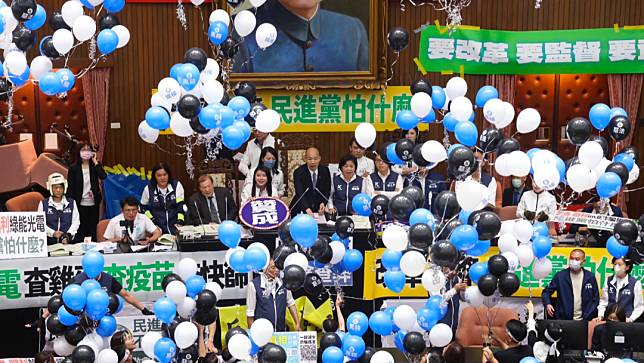 民進黨團立法院放藍白黑氣球。廖瑞祥攝