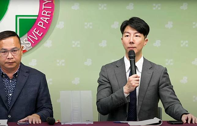 民進黨發言人吳崢(右)及立委王義川(左)22日召開記者會。(翻攝民進黨YouTube頻道)