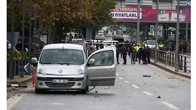 土耳其內政部大樓外10月1日發生自殺炸彈攻擊，武裝份子駕著搶劫得手的小型商用車到場丟擲手榴彈，並引爆自殺炸彈。路透社
