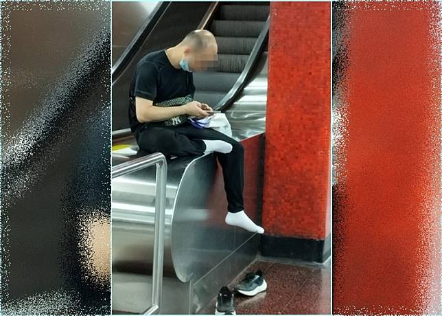 男子站內月台公然脫鞋，坐上扶手電梯邊玩着手機。(網上圖片)
