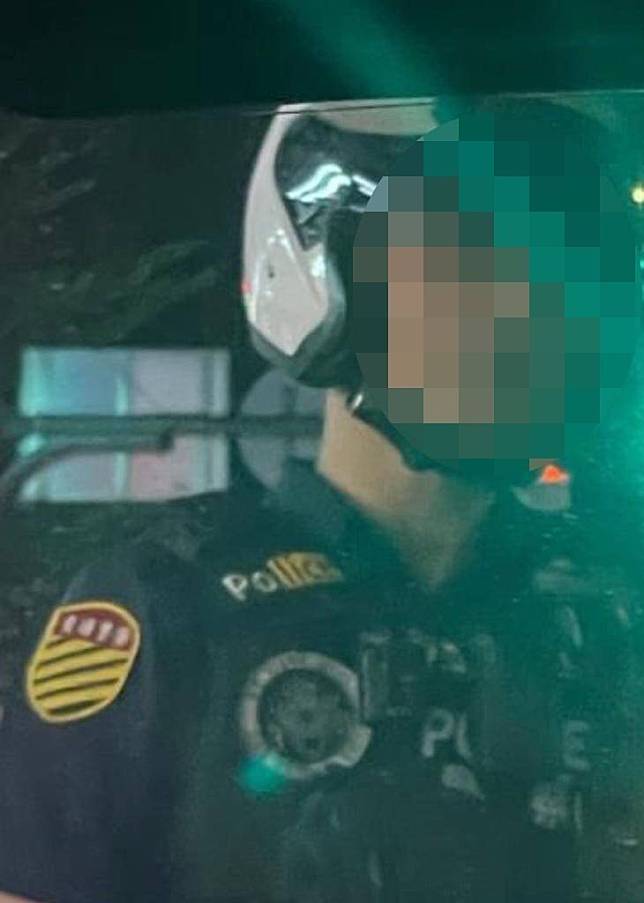 台北市一名員警執勤時，被民眾發現制服佩戴自購的「Police」英文字樣徽章，竟是網路上的情趣貼片。(北市議員應曉薇辦公室提供)