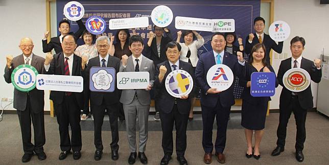 中華民國開發性製藥研究協會（IRPMA）2日號召醫界、學界等14個跨界團體共同呼籲將醫療保健支出視為對健康的投資。（記者陳柏翰攝）