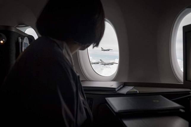 蔡英文總統自空軍一號專機窗戶往外看，由於晴空萬里，藍天白雲，四架伴飛的F-16型戰機清楚地映入眼簾。   圖：翻攝自蔡英文臉書
