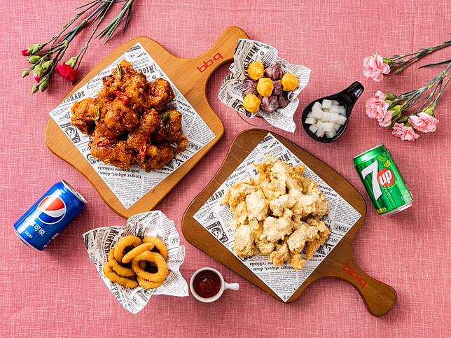 bb.q CHICKEN旗艦店限定內用「母親節感恩套餐」以親咕拼盤搭配夢幻的特調無酒精飲料，除了能品嚐到美味的韓式炸雞外，還能享用到黃金炸物、沙拉、帶骨香腸及口袋餅等多重美味。(圖/bb.q CHICKEN)
