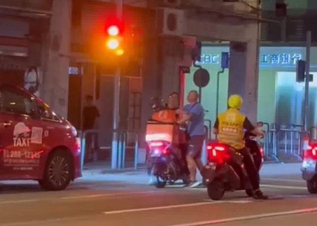 男子駕駛電單車至河邊新街時被兩名男子施襲。
