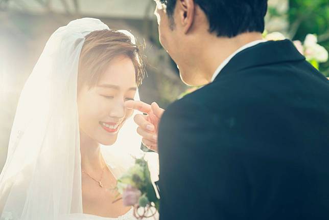 ▲張鈞甯在戲中與陳恩峰結婚，誓言生死相守。（圖／HBO  GO提供）