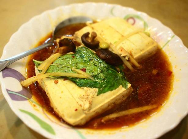 「臭老闆現蒸臭豆腐」是獲米其林「必比登推薦」的小吃美食 (圖 / 臭老闆現蒸臭豆腐)