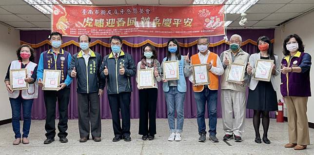 市長黃偉哲（左四）感謝台南市行善協會等民間團體，熱心參與台南市街友尾牙感恩餐會。 （記者陳治交攝）