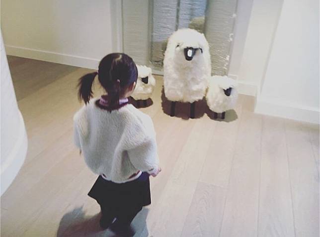小周周穿的像綿羊。(翻攝自Instagram)