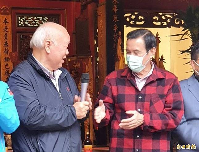 義民廟董事長林光華(左)打抱不平說，馬英九被草包糟蹋，而馬英九在這次大選表現出來的氣度，他要特別嘉許。(記者蔡彰盛攝)