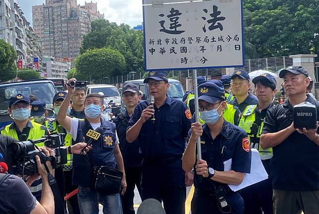 前台北市長柯文哲涉京華城案遭羈押禁見，7日上午 有支持者前往台北看守所外聲援，土城警分局舉牌警 告並廣播，要求聚集民眾解散離開。 中央社記者黃旭昇新北攝 113年9月7日