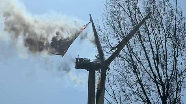台電位於麥寮保安林地的風場第17號發電機組今天中午起火，火燒中的葉片玻璃纖維，帶著火勢濃煙隊落樹林，有人形容像是墜機般可怕。記者蔡維斌／攝影