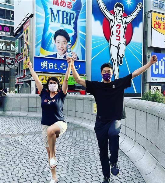 周天成（右）在日本公開賽獲銀牌與隨行的物理治療師高敏珊到大阪知名景點慶功。圖片取自FB@tienchen.chou
