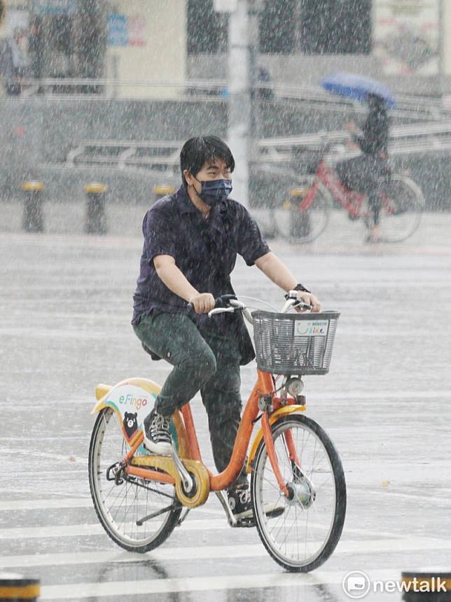 康芮來勢洶洶，預計31日最接近台灣（圖為風雨示意) 圖：張良一／攝（資料照）