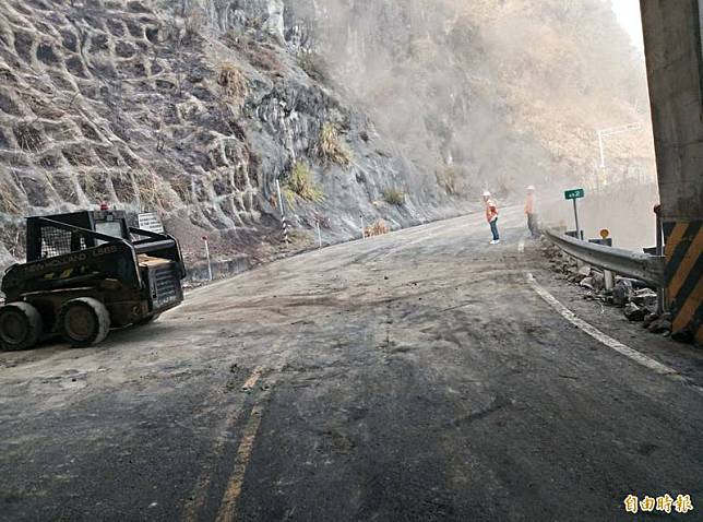 公路總局阿里山工務段清理阿里山公路路面。(記者蔡宗勳翻攝)