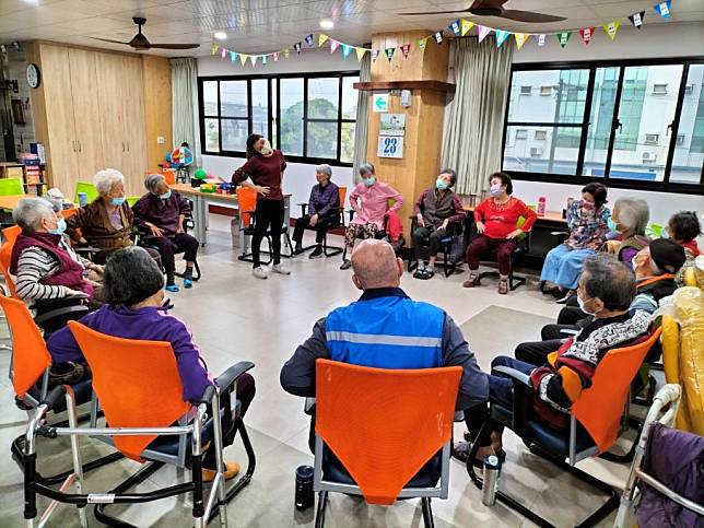 台灣步入高齡化社會，社會局廣設日照中心，開設體適能相關課程。 （社會局提供）