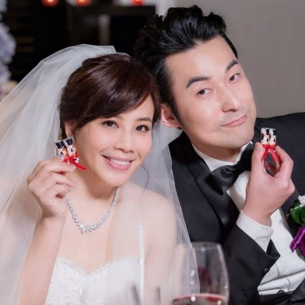秦綾謙(左)、吳炳輝11個月的短命婚糾纏至今。(翻攝自臉書)