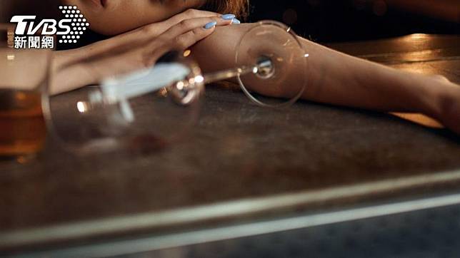 桃園1名女子酒吧喝醉，慘遭撿屍還被洗劫財物。（示意圖，非當事人／Shutterstock達志影像）