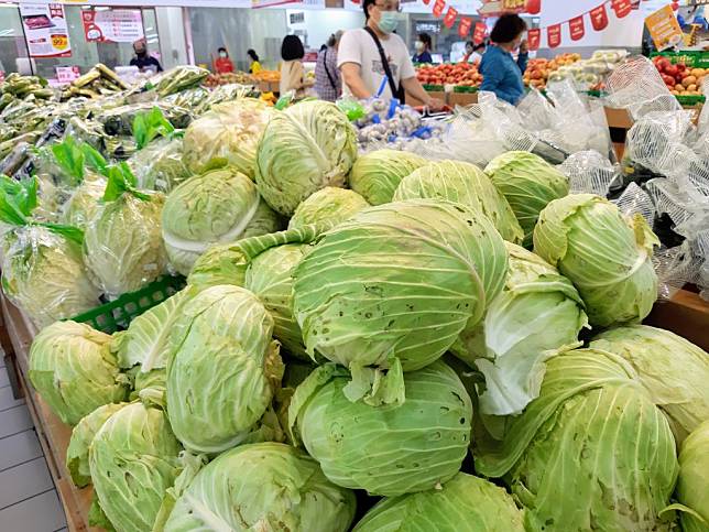 蘇拉颱風來襲，已在高檔的菜價並未大幅上揚，葉菜類甚至回跌，但高麗菜物稀為貴。（記者羅玉如攝）