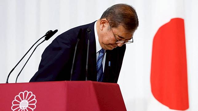 日本自民黨黨魁、日本首相石破茂在10月28日的記者會上鞠躬。路透社