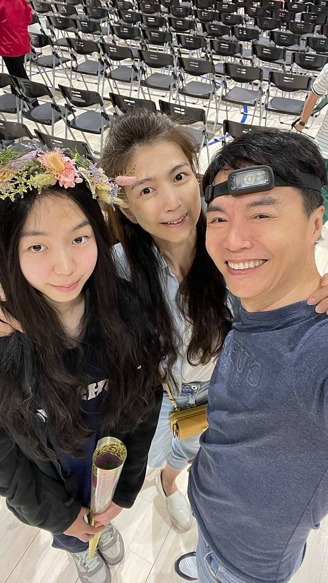 吳鈴山（右起）與黃崇蘭都尊重女兒填科系的意願。翻攝吳鈴山家族臉書