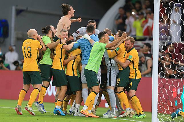 澳洲透過互射12碼連5屆晉級世界盃決賽圈，全隊湧向門前慶祝。(達志影像)