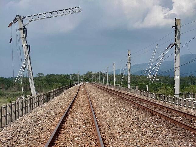 台東強震讓鐵路多處挫屈，不過在竭力搶修後，台鐵宣布明日先復駛「花蓮至鳳林、富里至台東」路段列車。   圖：台鐵局／提供