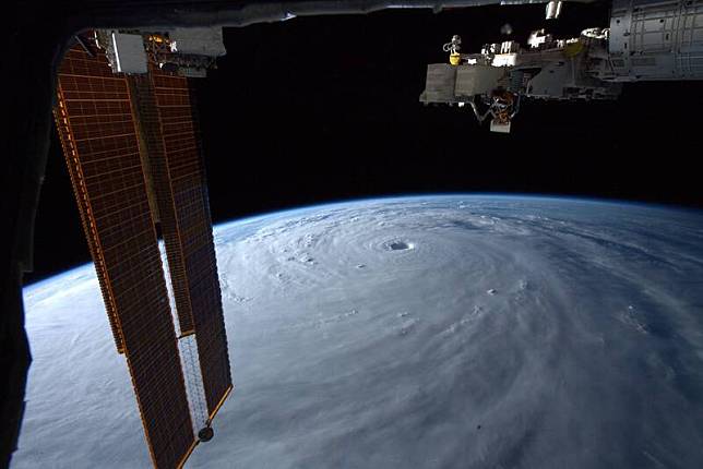 美國太空人海因斯在推特上分享，自己拍下的南瑪都颱風太空俯瞰圖。(圖擷取自@Astro_FarmerBob推特)