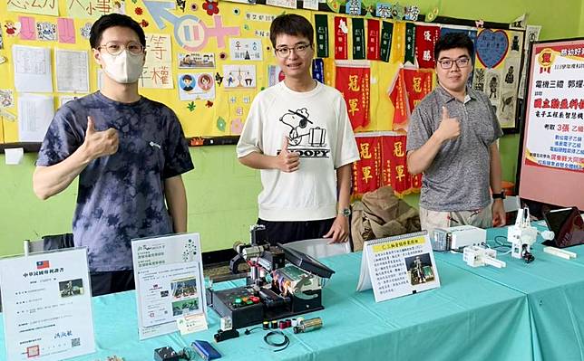 崑大電機師生研發夾爪與倉儲系統作品，在參與慈幼工商校慶中亮相，展現創新實力。（崑大提供）