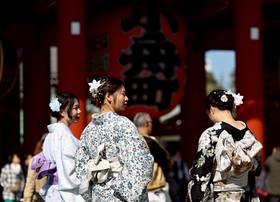 2025年3月10日，日本東京知名景點淺草寺雷門前，著和服的遊客。路透社