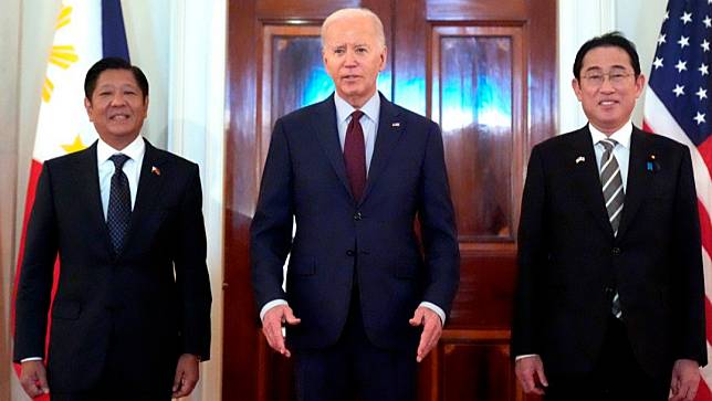 美國總統拜登(中)在白宮與日本首相岸田文雄(右)和菲律賓總統小馬可仕(左)舉行美日菲三方峰會。美聯社